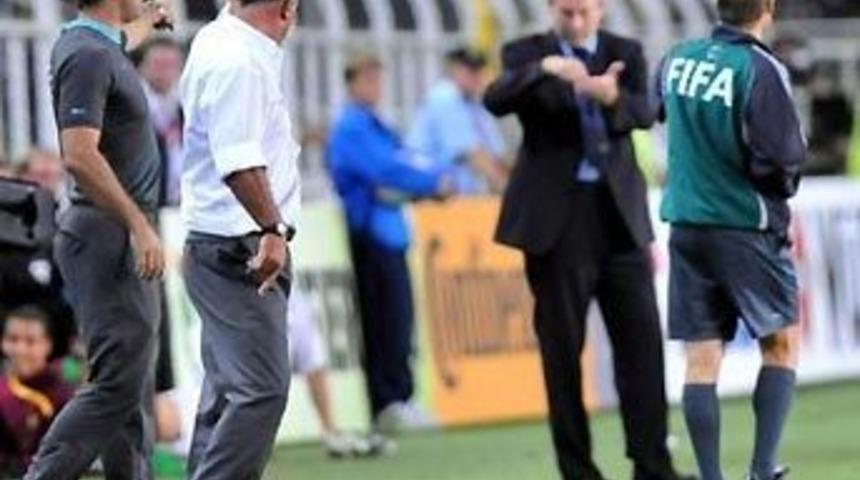 "Boynuzlusun" işareti Terim'i &ccedil;ıldırttı