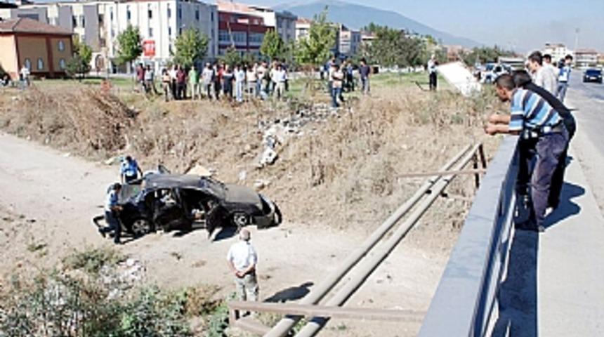 Su birikintisinden ka&ccedil;arken dereye u&ccedil;tular: 3 yaralı