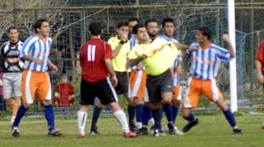 Kırmızı kart g&ouml;rd&uuml; hakemin burnunu kırdı