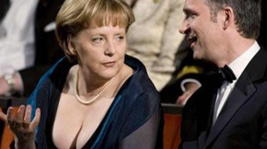 Merkel de dekolte giydi