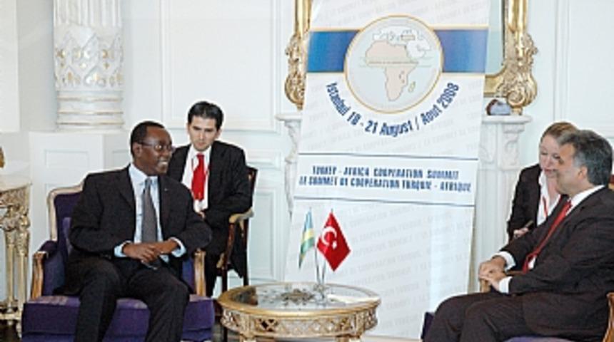 Cumhurbaşkanı G&uuml;l'&uuml;n ikili g&ouml;r&uuml;şmeleri s&uuml;r&uuml;yor