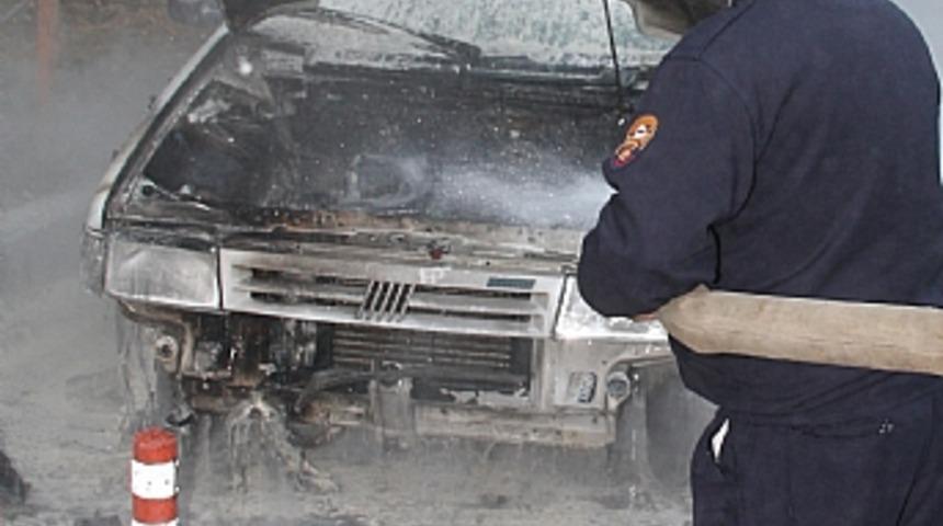 Resmi ara&ccedil; yol ortasında yandı