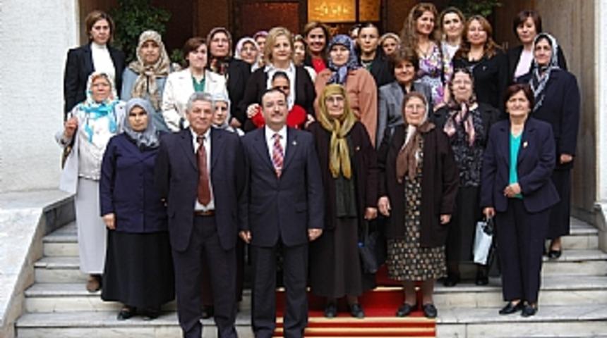 Gazi eşleri konutta ağırlandı 