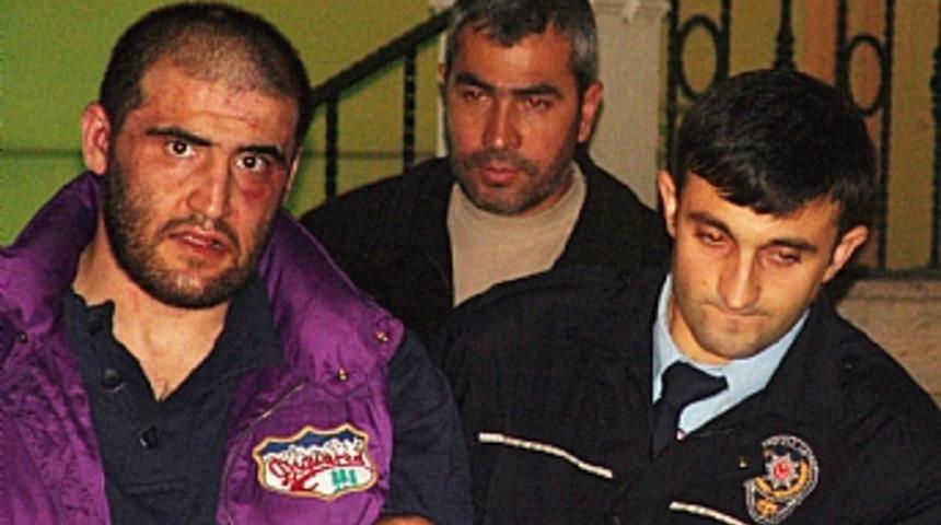 Sabah-ATV binası &ouml;n&uuml;nde gerginlik: 2 yaralı