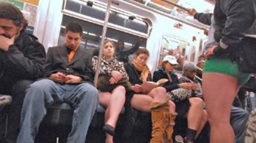 Metroda pantolonsuz eylem