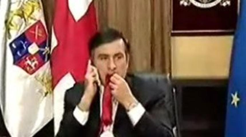 Canlı yayında kravatını yedi