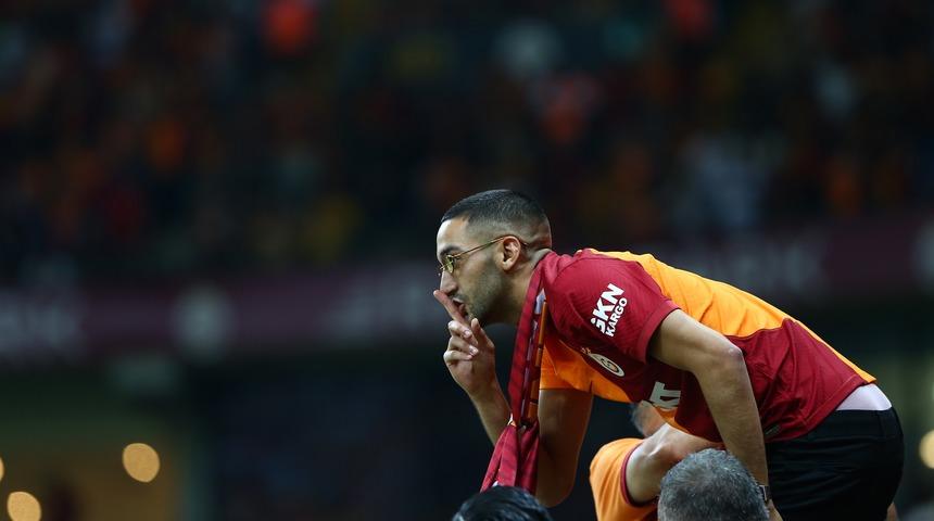 Son dakika: Galatasaray'ın yeni transferi Hakim Ziyech maçın ardından taraftarların arasına daldı, üçlü çektirdi!