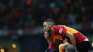 Son dakika: Galatasaray'ın yeni transferi Hakim Ziyech maçın ardından taraftarların arasına daldı, üçlü çektirdi!