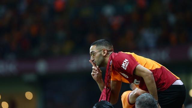 Son dakika: Galatasaray'ın yeni transferi Hakim Ziyech maçın ardından taraftarların arasına daldı, üçlü çektirdi!