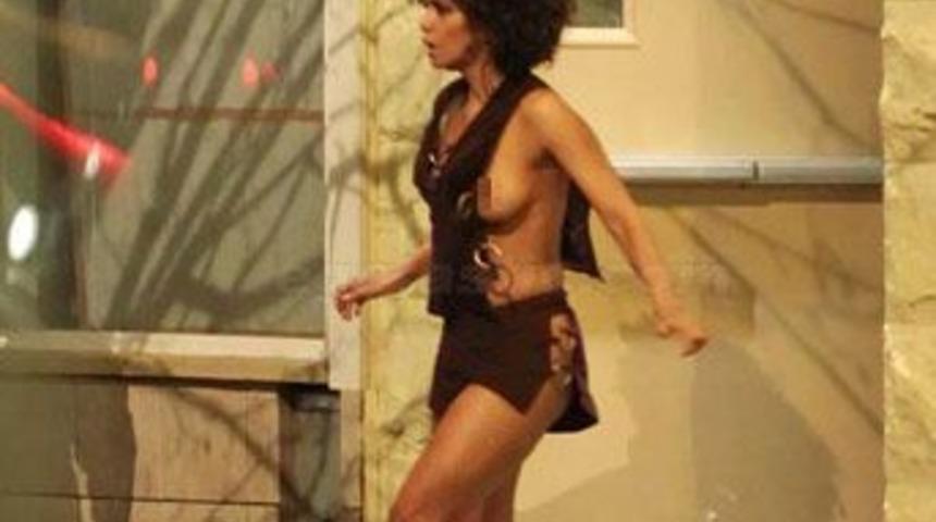 Elbisesi yırtıldı!