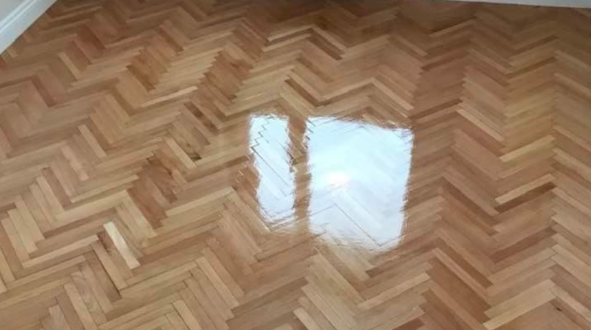 Temizlik t&uuml;yosu: Parkeleri ayna gibi parlatıyor! Tek bir iz bırakmıyor