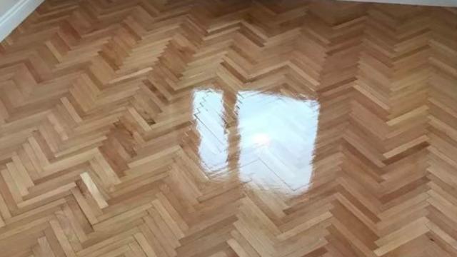 Temizlik tüyosu: Parkeleri ayna gibi parlatıyor! Tek bir iz bırakmıyor