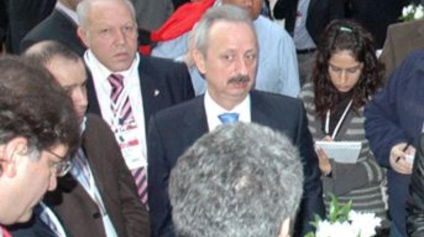 Ulusoy salonu terk etti