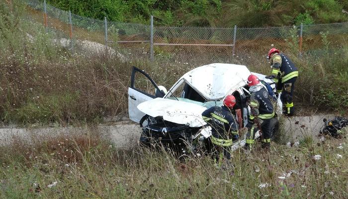 Kocaeli’de feci kaza! Otomobil 100 metreden yuvarlandı: 3 ölü, 1 yaralı