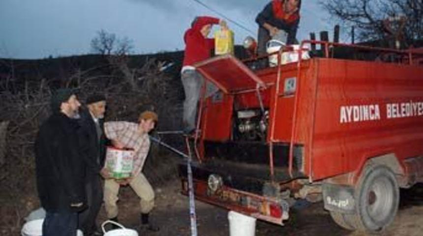 Suyu biten itfaiye aracına k&ouml;yl&uuml;lerden ilgin&ccedil; &ccedil;&ouml;z&uuml;m