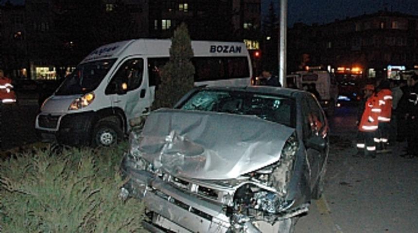 Minib&uuml;s ile otomobil &ccedil;arpıştı: 7 yaralı