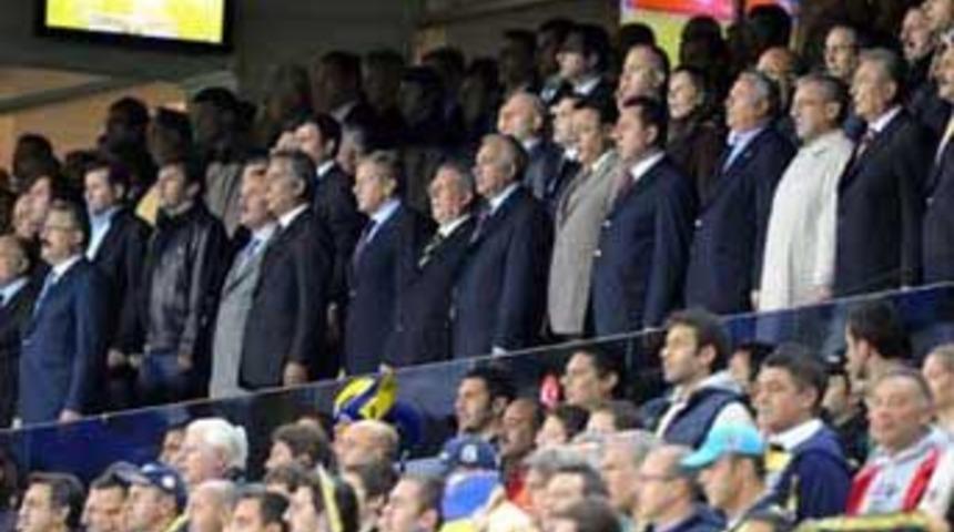 Dev derbide k&uuml;f&uuml;r polemiği!