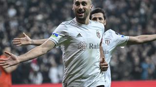 Beşiktaş'ta imzalar atılıyor! Cenk Tosun ve Salih Uçan ile el sıkışıldı