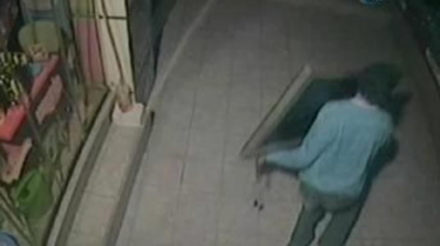 Hırsızları g&uuml;venlik kamerası yakaladı