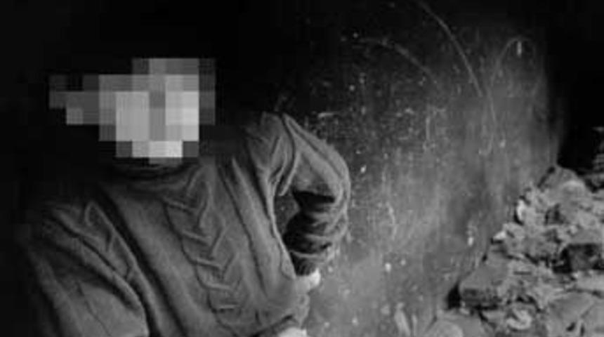 Tutuklu &ccedil;ocuğa oral seks yaptırdılar!