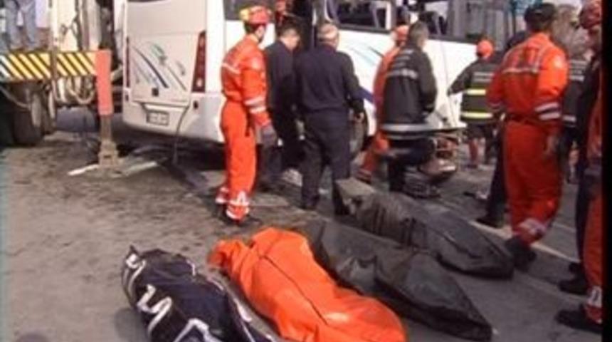 Otob&uuml;s ile kamyon &ccedil;arpıştı: 5 &ouml;&uuml;, 3 yaralı