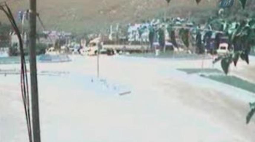 Tır &ccedil;arptığı otomobili b&ouml;yle savurdu