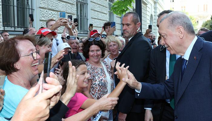 Cumhurbaşkanı Erdoğan’a Macaristan’da sıcak karşılama! Tokalaşmak için sıraya girdiler