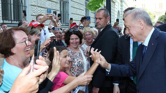 Cumhurbaşkanı Erdoğan'a Macaristan'da sıcak karşılama! Tokalaşmak için sıraya girdiler