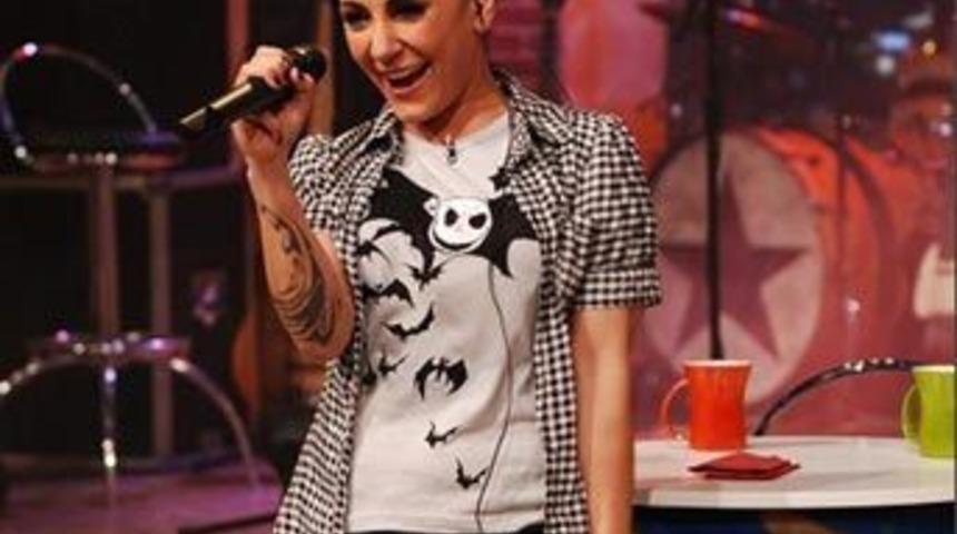 D&uuml;nyaca &uuml;nl&uuml; bir m&uuml;zisyen bu hafta Hiperaktif'te...