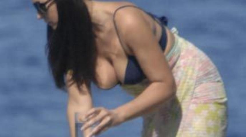 Monica bikini kurbanı oldu <font color="red">Galeri</font>