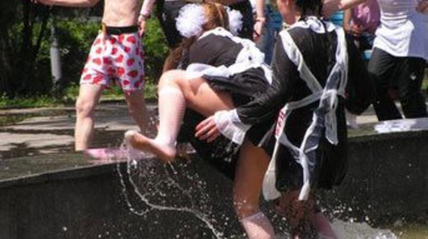 Rus kızlarının &ccedil;ılgın mezuniyet t&ouml;reni