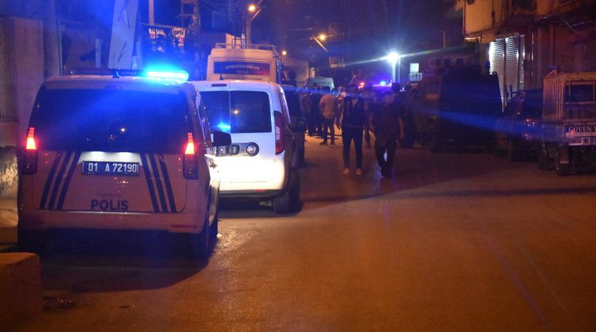 Adana'da kavgaya müdahale eden polis memuru bıçakla yaralandı