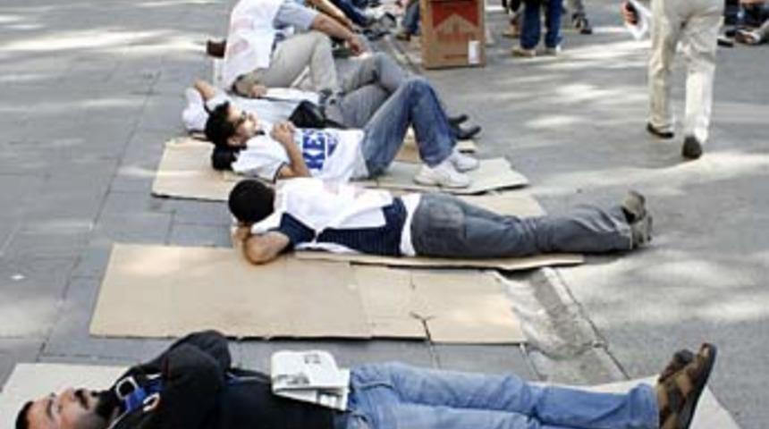 KESK &uuml;yelerinin oturma eylemi s&uuml;r&uuml;yor