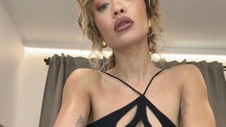 Rita Ora teknede kocasına poz verdi! Bikinili hali dikkat çekti