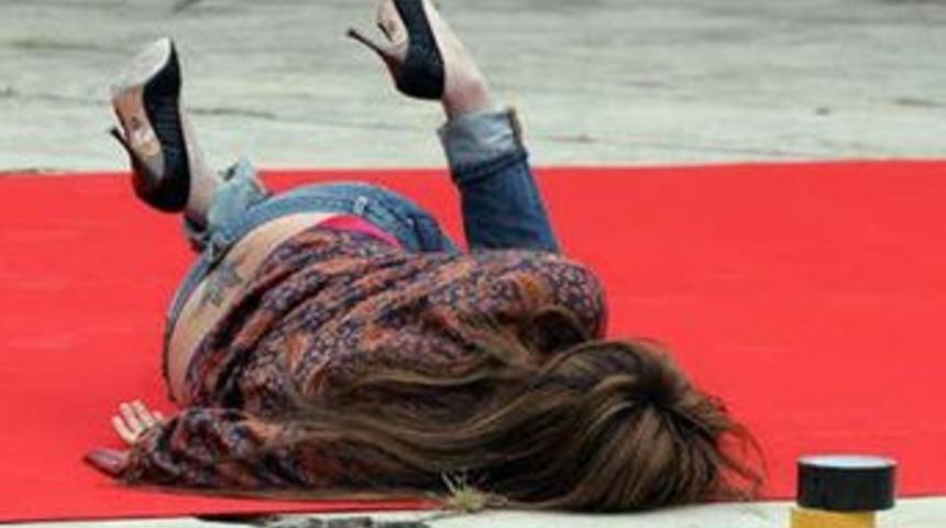 Skandal yıldızın kırmızı halı felaketi