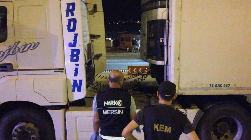 Mersin'de arama yapılan tırda 2 kilo 950 gram uyuşturucu ele geçirildi
