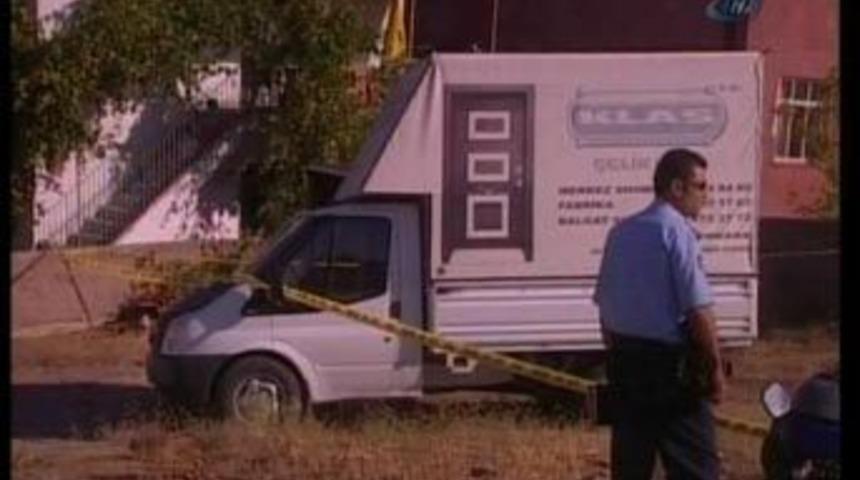 Kendini kamyonetin kasasına astı