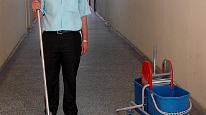 Hizmetli olarak &ccedil;alıştığı fak&uuml;ltenin tarih b&ouml;l&uuml;m&uuml;n&uuml; kazandı