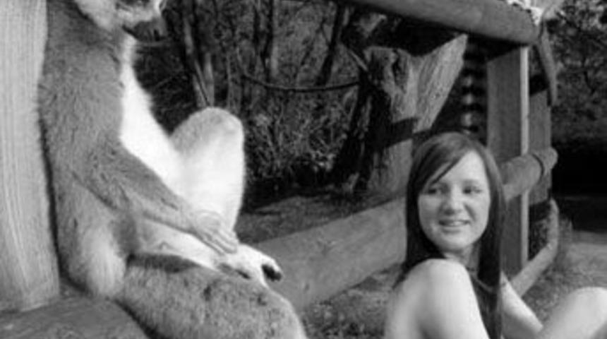 Bu kez bakıcıları soyundu!