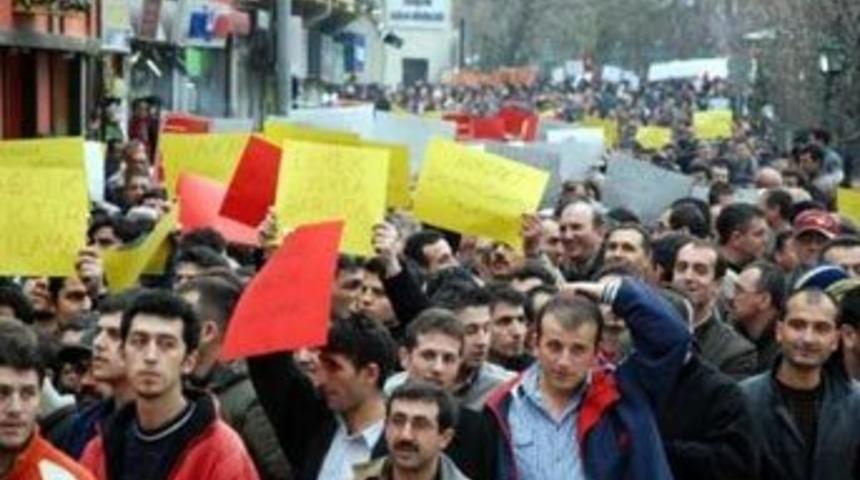 Sağlık &ccedil;alışanları eyleme hazırlanıyor