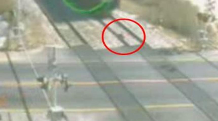 Trenin altında &ouml;lmek istedi ama...