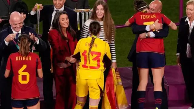 640xauto - FIFA 2023 Kadınlar Dünya Kupası'nda taciz skandalı! Federasyon Başkanı, İspanyol futboluyu dudağından öptü, sosyal medya çalkalandı