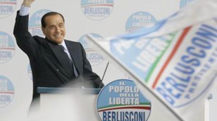 Berlusconi'den aşk şarkıları  Roma