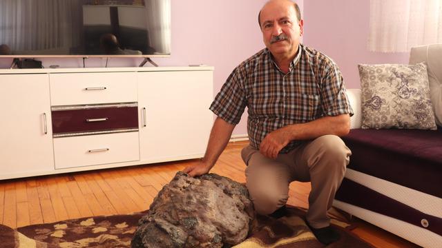 Tarlasında bulduğu taş bir anda hayatını değiştirdi ama... '3 milyon TL teklif ettiler, vermedim' Gelen raporla her şey tersine döndü