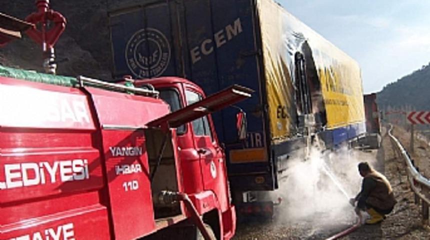 Seyir halindeki TIR'ın lastiği alev aldı