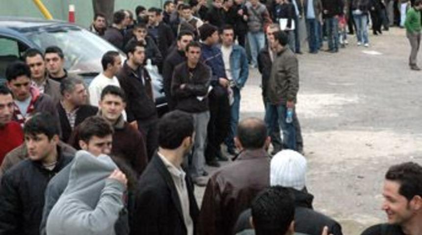 İtfaiyeci olmak isteyenler uzun kuyruk oluşturdu