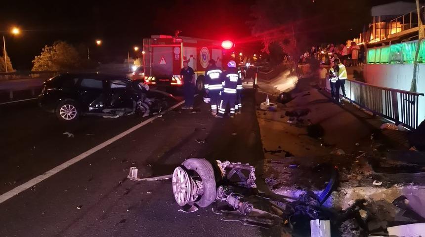 Tekirdağ'da üst geçidin ayağına çarpan otomobildeki 1 kişi öldü, 2 kişi yaralandı