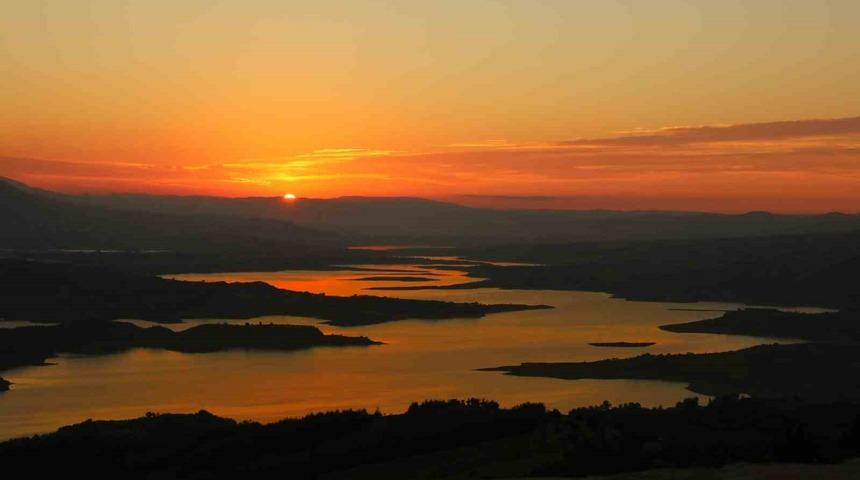 Sır Barajında gün batımı görsel şölen sunuyor
