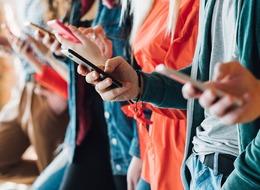 Öğrenciye vergisiz, ÖTV’siz cep telefonu için çalışmalar başladı! Canlı yayında tek tek hesap yaptı: 10 bin TL, 41 bin TL ve 73 bin TL… Fiyatlar yarı yarıya düşecek