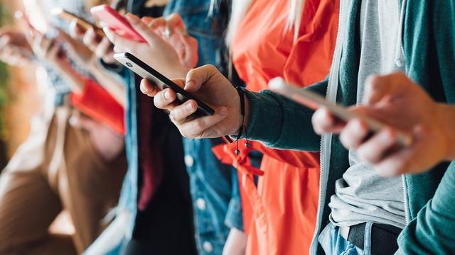 Öğrenciye vergisiz, ÖTV’siz cep telefonu için çalışmalar başladı! Canlı yayında tek tek hesap yaptı: 10 bin TL, 41 bin TL ve 73 bin TL… Fiyatlar yarı yarıya düşecek